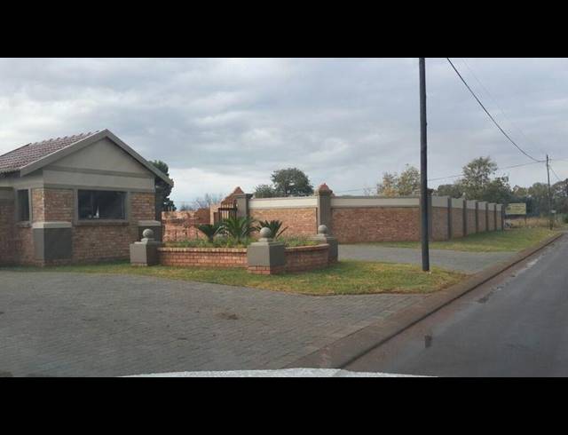 2 BEDROOM TOWNHOUSE FOR SALE IN RIVERSDALE